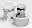 Cette image montre des pots coniques de yogourt et de margarine, qui sont des exemples de récipients en plastique imprimé. Voir la description ci-après.