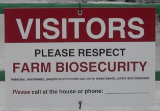 Une photo d'un panneau de biosécurité carré sur une barrière. Description ci-dessous.